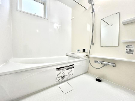 �����@�����`Bath Room�`�@�������������͋C�̗����Ŗ����Ɍ����ă��t���b�V���B���������@�\���t���Ă���̂ŗׂ̐���@�u����Ő􂢏オ�������󕨂��A�J�̓����V�C���C�ɂ������������邱�Ƃ��\�ł��B