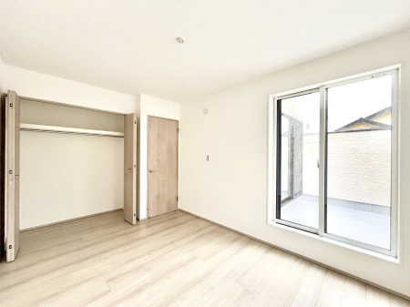 �Q���@�����`Bed Room�`  �S�����ɂ͎��[�N���[�[�b�g�������I���i�g���̂��m���⏬���͂������A�G�ߕ��̂��m���Ȃǂ���������Ɛ������ڂ����܂������܂��B  ������Ԃ��L���g�p�ł��܂��ˁB