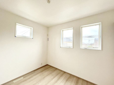 �q�������@�����`Bed Room�`�@�q�������͂��q�l�ɂƂ��đ�Ϗd�Ȗ���������܂��B�q����l�ŉ߂�����Ԃ�^���邱�ƂŁA�h���׋����Ԃ����R�Ƒ����܂����畔���̕Еt����|���Ȃǂ��������ƂɌq����܂��B