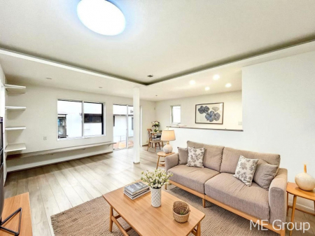 ���r���O�@�����`Living�`�@�O���̗��Ȃ��V���v���ł�������LDK�B�傫�ȑ�������������������ނ̂Ŏ��������邭�A�Ƒ��̌e���̏�Ƃ��ăs�b�^���ł��B�J�����Ɠ�������̗ǂ��𐥔񂲗����������I�@���Ƌ��CG�ł�