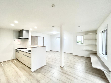 ���r���O�@�����`Living�`�@�Ƒ��̐H����c���̂ق��A�q�ǂ���V�΂�����A�F�l���������肷��LDK�͏Z�܂��̒��S�B�����ԉ߂����ꏊ������A���̋�Ԃ͏Z�܂��S�̂̋��S�n�����E���܂��B