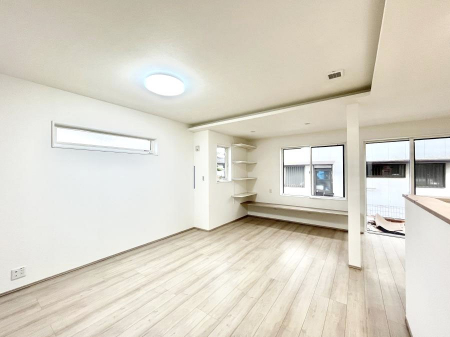 ���̑����ρ@�����`Living�`�@�Ƒ��̈�̊�����������L�X�Ƃ����X�y�[�X�B�Ƒ��Ɖ߂������Ԃ��؂ɂ�����Ƀs�b�^���̂�Ƃ�̏Z��Ԃł��B���q�l���������Ă����S���Č����܂��B�Ƒ��̏΂��������ɂ��ڂɕ����т܂��B