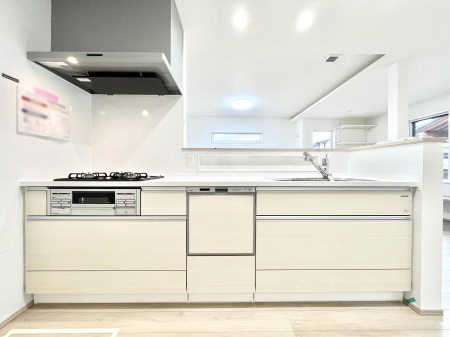 �L�b�`���@�����`Kitchen�`�@��b���e�ރ��r���O�A�������������Ȃ�L�b�`���B�Ƃ́A�������������ł͂Ȃ��A��炵��������A���K�ɂ���ꏊ�B�Ί�̖����A���炬�̓��X�̂��߂ɁA�ŐV�̐ݔ��E�d�l���̗p�B