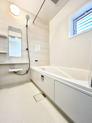 �����@�����`Bath Room�`�@�������������͋C�̗����Ŗ����Ɍ����ă��t���b�V���B���������@�\���t���Ă���̂ŗׂ̐���@�u����Ő􂢏オ�������󕨂��A�J�̓����V�C���C�ɂ������������邱�Ƃ��\�ł��B