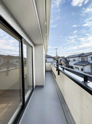 �o���R�j�[�@�����`Balcony�`�@�쑤�ɐݒu���ꂽ���s���̂��郏�C�h�o���R�j�[�B�S�n�悢�z�˂���g���ȕ����y���ނ��Ƃ��o���܂��B���ꂽ���ɂ͂����Ղ�̐��󕨂�z�c�������܂��I�g���₷���J���I�ȃo���R�j�[�ł���