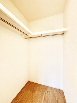 ���̑��@�����`Walk-in Closet�`�@�K�v�Ȃ��̂�R�[�f�B�l�[�g���ꗗ���Ċm�F�ł��A�g�x�x�⏀�����Z���ԂōςރE�H�[�N�C���N���[�[�b�g��ݒu���܂����B�Ƃ̒�����������Ƃ�����֗��Ȏ��[�X�y�[�X�ł��B