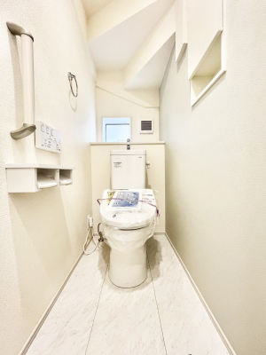 �g�C���@�����`Toilet�`�@�Y��E�X�b�L���E���K�ȃE�H�V�����b�g�t�g�C���ł��낰���Ԃł��B1�A2�K���Ƀg�C���X�y�[�X�I�̌������薾�邭�A���K��ԂƂȂ��Ă���܂��������g���ꏊ�����炱���̔z���ł��I