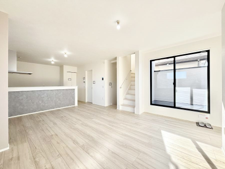 ���r���O�@���邢�z���������A�����̕��͋C�ɖ�������郊�r���O�E�_�C�j���O�B  