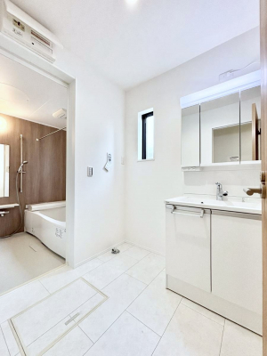 ���̑��@�������Q�������`Dressing Room�`  ����������F�����œ��ꂳ��Ă���ƁA�X�b�L���Ɛ�������ۂ������܂��B���̗��ɂ͂����Ղ�Ǝ��[�X�y�[�X��W�������I�����́A�V���v�����@�\�����d�����āB