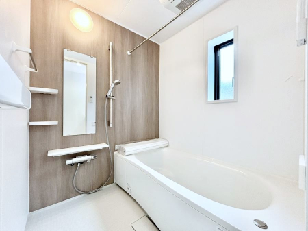 �����@�������Q�������`Bath Room�`�@���t���̃o�X���[���́A�̌������薾�邭�C�����̗ǂ���Ԃł��B�������邱�ƂŁA���C�����ǍD�B������芰����o�X���[���ŁA�����̃o�X�^�C�����y���݂ɂȂ肻���ł��B