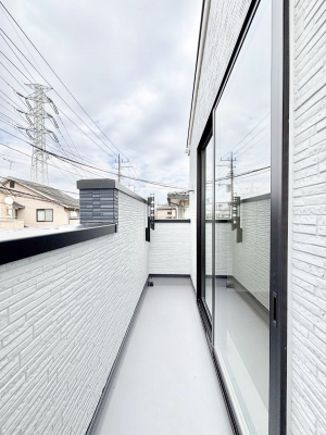 �o���R�j�[�@�������Q�������`Balcony�`�@�傫�ȋ�Ɉ͂܂ꂽ�C�����̂����ƁB�o���R�j�[��`�������ň��|�I�ȊJ�����ɕ�܂�܂��B�o���R�j�[�͗z���������݂��z�c����󕨂��C�����悭�������Ƃ��ł��܂��B