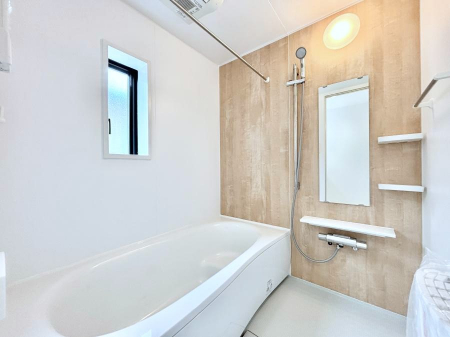 �����@�������P�������`Bath Room�`�@���t���̃o�X���[���́A�̌������薾�邭�C�����̗ǂ���Ԃł��B�������邱�ƂŁA���C�����ǍD�B������芰����o�X���[���ŁA�����̃o�X�^�C�����y���݂ɂȂ肻���ł��B