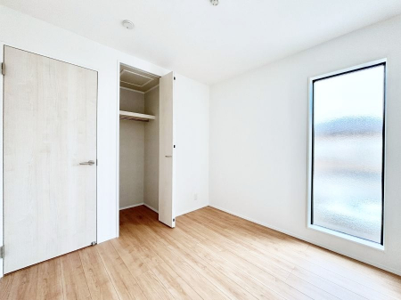 �q�������@�������P�������`Bed Room�`�@�q�������͂��q�l�ɂƂ��đ�Ϗd�Ȗ���������܂��B�q����l�ŉ߂�����Ԃ�^���邱�ƂŁA�h���׋����Ԃ����R�Ƒ����܂����畔���̕Еt����|���Ȃǂ��������ƂɌq����܂��B