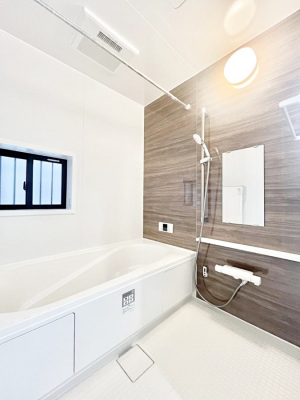 @`Bath Room`@ƑL΂ē邱Ƃ\I̔MdȃoX^CłBqlƂꏏł\ȍLȂ̂ŁArOƂ͈ƑcR̂ЂƎy݂܂B