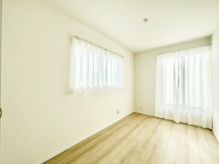 Q@`Bed Room`@2ʍ̌mۂ邢́AʂǂAϋSn̗ǂԂƂȂĂ܂Bu₩ȕċN钩́AK̎n܂ɁIʕƂĂǂZ܂