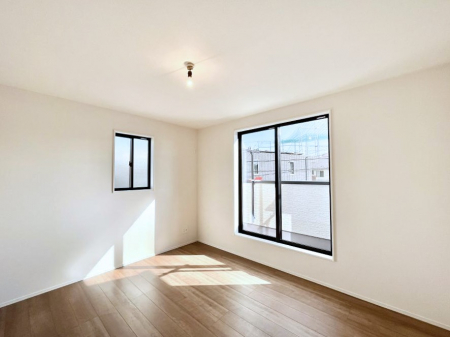 �Q���@������1�������`Bed Room�`�@2�ʍ̌����m�ۂ������邢�����́A���ʂ����ǂ��A��ϋ��S�n�̗ǂ���ԂƂȂ��Ă���܂��B�u�₩�ȕ��������ċN���钩�́A���K�����̎n�܂�ɁI���������ʕ����ƂĂ��ǂ��Z�܂���