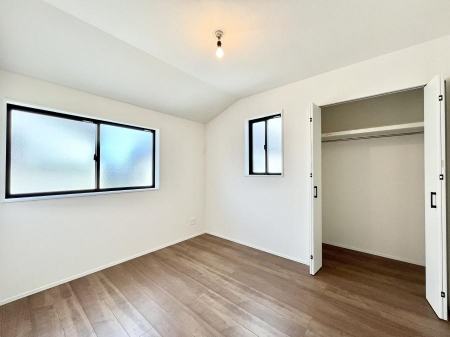 �q�������@������1�������`Bed Room�`�@�q�������͂��q�l�ɂƂ��đ�Ϗd�Ȗ���������܂��B�q����l�ŉ߂�����Ԃ�^���邱�ƂŁA�h���׋����Ԃ����R�Ƒ����܂����畔���̕Еt����|���Ȃǂ��������ƂɌq����܂��B