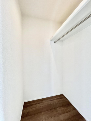 ���̑��@������1�������`Walk-in Closet�`�@��������̗m���������Ă��V���ɂȂ�ɂ����E�H�[�N�C���N���[�[�b�g�B�m���ȊO�ɂ��A���i�g��Ȃ��Ɠd��X�[�c�P�[�X�A�X�g�b�N�i�Ȃǉ��ł��Еt����������Ԃł��B