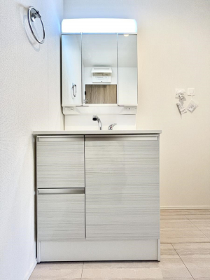 ���ʑ�E���ʏ��@������1�������`Dressing Room�`�@�\���ȑ傫���̐��ʑ�͎��[�����鎖�Ȃ���A�g�����Ȃ݃`�F�b�N�⎕�����ȂǁA���̍Q�����������Ԃł��z�e�����C�N�ȃX�y�[�X�ŗ]�T�Ƃ�Ƃ�������Ē����܂��B