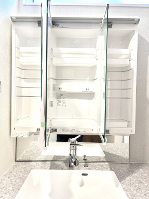 ���̑����ρ@�O�ʋ��̗��ɁA���ϕi��q���p�i�Ȃǂ����[�\�B���ʑ����������ƕۂ��܂��I