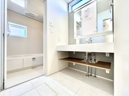 ���̑��@������1�������`Dressing Room�`  �\���ȑ傫���̐��ʑ�͎��[�����鎖�Ȃ���A�g�����Ȃ݃`�F�b�N�⎕�����ȂǁA���̍Q�����������Ԃł��z�e�����C�N�ȃX�y�[�X�ŗ]�T�Ƃ�Ƃ�������Ē����܂��B