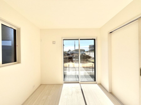 �q�������@������1�������`Bed Room�`�@�q�������͂��q�l�ɂƂ��đ�Ϗd�Ȗ���������܂��B�q����l�ŉ߂�����Ԃ�^���邱�ƂŁA�h���׋����Ԃ����R�Ƒ����܂����畔���̕Еt����|���Ȃǂ��������ƂɌq����܂��B