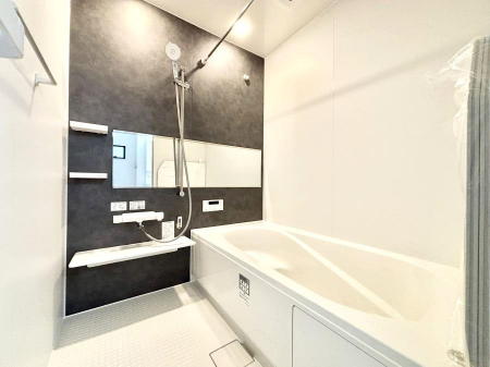 �����@�����`Bath Room�`�@����L�΂��ē������邱�Ƃ��\�I����̔�������M�d�ȃo�X�^�C���ł��B���q�l�Ƃ��ꏏ�ł��\���ȍL���Ȃ̂ŁA���r���O�Ƃ͈�����Ƒ��c�R�̂ЂƎ������y���݂��������܂��B