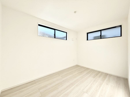 �q�������@�����`Bed Room�`�@�q�������͂��q�l�ɂƂ��đ�Ϗd�Ȗ���������܂��B�q����l�ŉ߂�����Ԃ�^���邱�ƂŁA�h���׋����Ԃ����R�Ƒ����܂����畔���̕Еt����|���Ȃǂ��������ƂɌq����܂��B