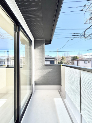 �o���R�j�[�@�����`Balcony�`  �傫�ȋ�Ɉ͂܂ꂽ�C�����̂����ƁB  �o���R�j�[��`�������ň��|�I�ȊJ�����ɕ�܂�܂��B  �o���R�j�[�͗z���������݂��z�c����󕨂��C�����悭�������Ƃ��ł��܂��B