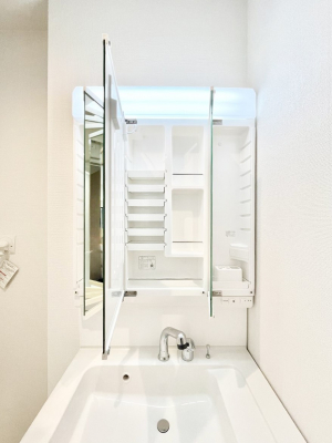 ���̑����ρ@�O�ʋ��̗��ɁA���ϕi��q���p�i�Ȃǂ����[�\�B���ʑ����������ƕۂ��܂��I