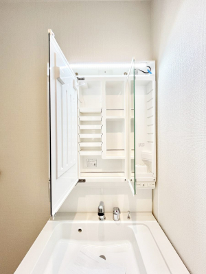 ���̑����ρ@�O�ʋ��̗��ɁA���ϕi��q���p�i�Ȃǂ����[�\�B���ʑ����������ƕۂ��܂��I