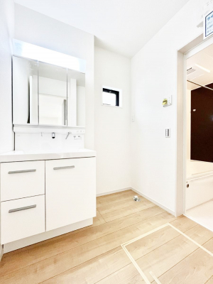 ���̑��@�����`Dressing Room�`  ����������F�����œ��ꂳ��Ă���ƁA�X�b�L���Ɛ�������ۂ������܂��B  ���̗��ɂ͂����Ղ�Ǝ��[�X�y�[�X��W�������I  �����́A�V���v�����@�\�����d�����āB