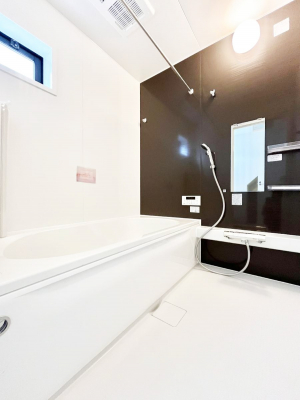 �����@�����`Bath Room�`�@�������������͋C�̗����Ŗ����Ɍ����ă��t���b�V���B���������@�\���t���Ă���̂ŗׂ̐���@�u����Ő􂢏オ�������󕨂��A�J�̓����V�C���C�ɂ������������邱�Ƃ��\�ł��B