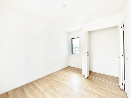 �Q���@�����`Bed Room�`�@�������������̂��ˌ��Ẵ����b�g�ł��B���Ƒ������������ƂŎ苷�Ɋ����Ă����Z�܂����ˌ��Ăł͊e�����v���C�o�V�[��ۂ��Ƃ��ł��܂��B�Z�܂��ɂ�Ƃ肪���܂�S�������b�N�X�ł��܂���