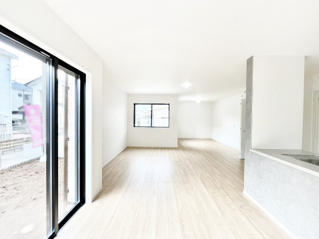 ���r���O�@�����`Living�`�@�O���̗��Ȃ��V���v���ł�������LDK�B�傫�ȑ�������������������ނ̂Ŏ��������邭�A�Ƒ��̌e���̏�Ƃ��ăs�b�^���ł��B�J�����Ɠ�������̗ǂ��𐥔񂲗����������I