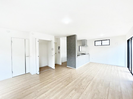 ���̑����ρ@�����`Living�`�@�Ƒ��̐H����c���̂ق��A�q�ǂ���V�΂�����A�F�l���������肷��LDK�͏Z�܂��̒��S�B�����ԉ߂����ꏊ������A���̋�Ԃ͏Z�܂��S�̂̋��S�n�����E���܂��B