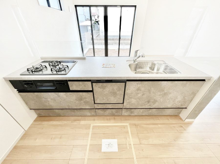 �L�b�`���@�����`Kitchen�`�@��b���e�ރ��r���O�A�������������Ȃ�L�b�`���B�Ƃ́A�������������ł͂Ȃ��A��炵��������A���K�ɂ���ꏊ�B�Ί�̖����A���炬�̓��X�̂��߂ɁA�ŐV�̐ݔ��E�d�l���̗p�B