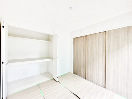 ���̑����ρ@���r���O�Ɨׂ荇���Ă���a���B�ق��ƈꑧ�ł���a�̋�Ԃ��Y�ꂸ�ɁB 