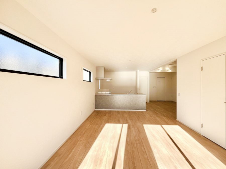 ���r���O�@���邢�z���������A�����̕��͋C�ɖ�������郊�r���O�E�_�C�j���O�B 