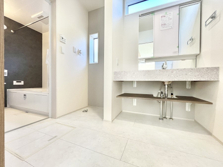 ���ʑ�E���ʏ��@�����`Dressing Room�`�@�Â��Ȃ肪���Ȑ��ʏ�����������ƍ̌��Ɗ��C���\�Ȃ̂ŋC�����悭���g�������܂��B�O�ʋ��^�C�v�̐��ʑ�͋������[�ŎU�炩�肪���Ȑ��ʏ����X�b�L����