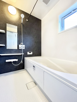 �����@�����`Bath Room�`�@�������������͋C�̗����Ŗ����Ɍ����ă��t���b�V���B���������@�\���t���Ă���̂ŗׂ̐���@�u����Ő􂢏オ�������󕨂��A�J�̓����V�C���C�ɂ������������邱�Ƃ��\�ł��B