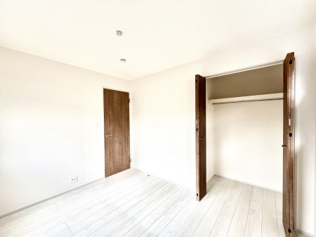 �Q���@�����`Bed Room�`  �S�����ɂ͎��[�N���[�[�b�g�������I���i�g���̂��m���⏬���͂������A�G�ߕ��̂��m���Ȃǂ���������Ɛ������ڂ����܂������܂��B  ������Ԃ��L���g�p�ł��܂��ˁB