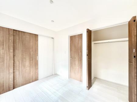 �q�������@�����`Bed Room�`�@�������������̂��ˌ��Ẵ����b�g�ł��B���Ƒ������������ƂŎ苷�Ɋ����Ă����Z�܂����ˌ��Ăł͊e�����v���C�o�V�[��ۂ��Ƃ��ł��܂��B�Z�܂��ɂ�Ƃ肪���܂�S�������b�N�X�ł��܂���