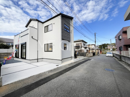 ���n�O�ώʐ^�@�O�ʓ��H�F �ՐÂȏZ��n���͂���Ԓʂ�̏��Ȃ����H�B ���Ԃ̏o��������炭�炭�ł��I���s���_�E���n���w�̂���]�́A���C�y�ɂ��₢���킹���������I ���ӂɂ͔����������[����