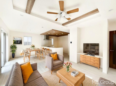 ���r���O�@�����`Living�`�@�Ƒ��̉�b��Ί炪�s���������r���O�ł��B�q���������Ă�p�����Ȃ���A�傫�ȃ\�t�@��_�C�j���O�e�[�u���ł������H���������肭�났�����􂻂�Ȗ������������Ԃł��I���Ƌ��CG�ł�