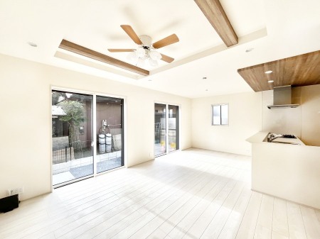 ���r���O�@�����`Living�`�@�O���̗��Ȃ��V���v���ł�������LDK�B�傫�ȑ�������������������ނ̂Ŏ��������邭�A�Ƒ��̌e���̏�Ƃ��ăs�b�^���ł��B�J�����Ɠ�������̗ǂ��𐥔񂲗����������I