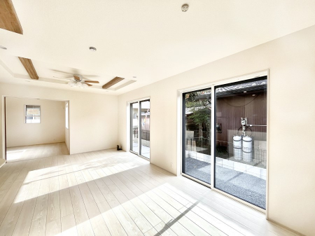 ���̑����ρ@�����`Living�`�@�L���ȗz�������̏ꏊ���Ƃ炵�����B�����邱�̋�Ԃ݂͂�Ȃ̏Ί炪�W���ꏊ�A����Y��A���邱�Ƃ̂Ȃ����킢���Ȃ���b���y���ގ��ԁA��������̎v�����Ԃ���ꏊ�B