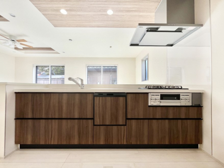 �L�b�`���@�����`Kitchen�`�@��b���e�ރ��r���O�A�������������Ȃ�L�b�`���B�Ƃ́A�������������ł͂Ȃ��A��炵��������A���K�ɂ���ꏊ�B�Ί�̖����A���炬�̓��X�̂��߂ɁA�ŐV�̐ݔ��E�d�l���̗p�B