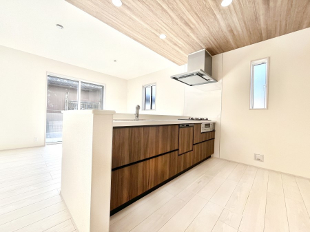 �L�b�`���@�����`Kitchen�`  ���r���O�����n����J�E���^�[�L�b�`���B  ���������Ȃ���Ƒ��ƃR�~���j�P�[�V�������Ƃ�邾���łȂ��A�傫�ȊJ���������邱�Ƃ��ł��܂��B  ���q�l�̐����������邱�Ƃ��ł��܂��ˁI