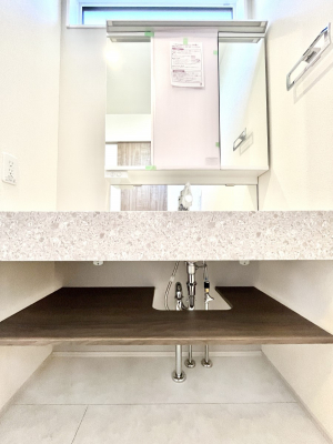 ���ʑ�E���ʏ��@�����`Dressing Room�`�@�\���ȑ傫���̐��ʑ�͎��[�����鎖�Ȃ���A�g�����Ȃ݃`�F�b�N�⎕�����ȂǁA���̍Q�����������Ԃł��z�e�����C�N�ȃX�y�[�X�ŗ]�T�Ƃ�Ƃ�������Ē����܂��B